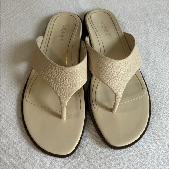 Vionic Shoes - NWOT Vionic Agave Women’s 8.5 Slip On Comfort Thong Sandals Ivory